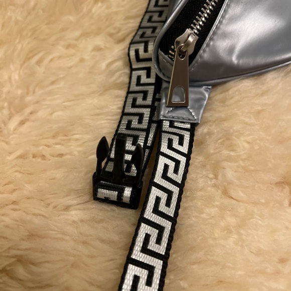 Fanny Pack Versace Adjustable Strap Good used condition!! - Picture 8 of 16